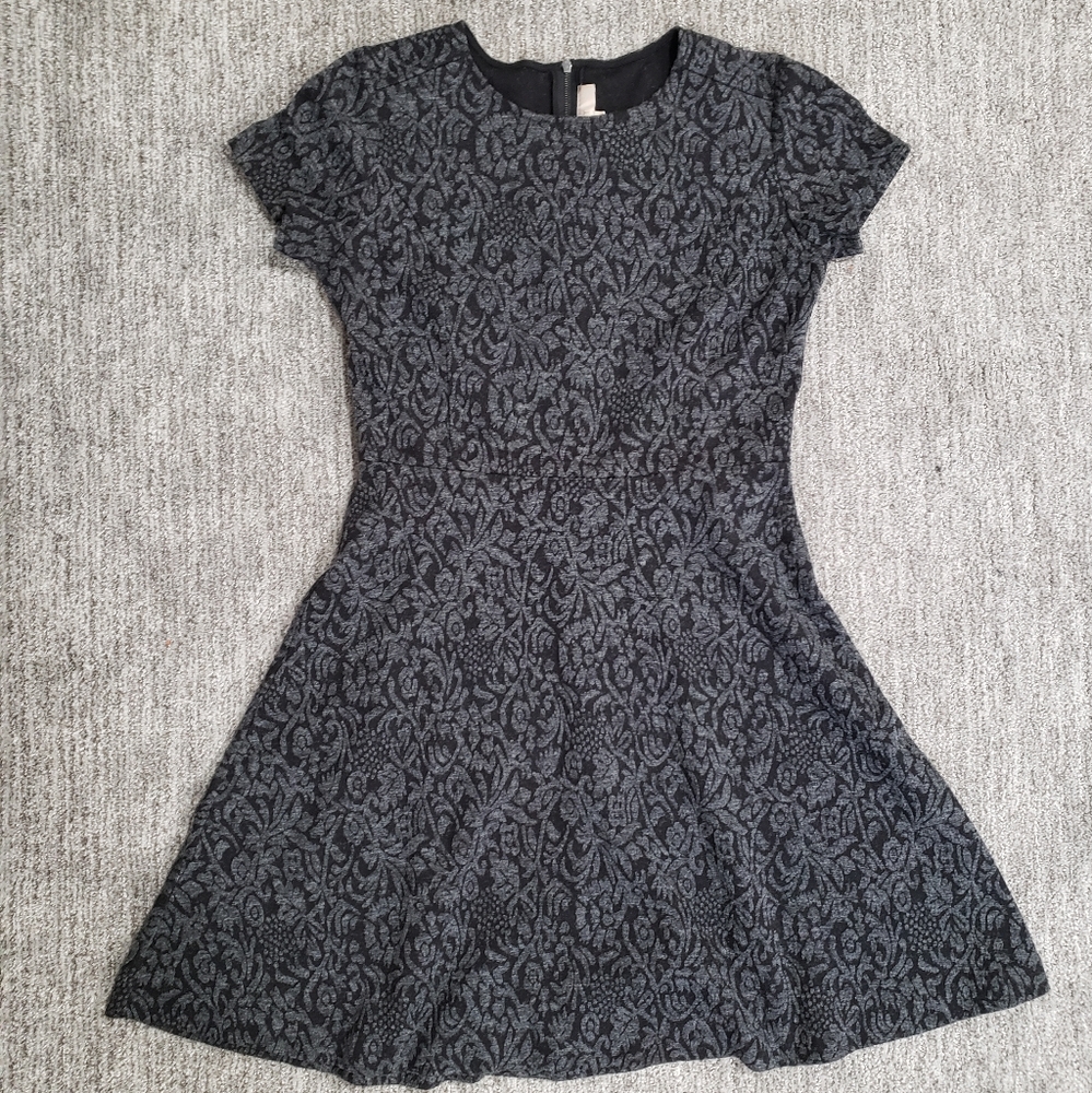 LOFT Size 6 Gray and Black Floral Mini Dress